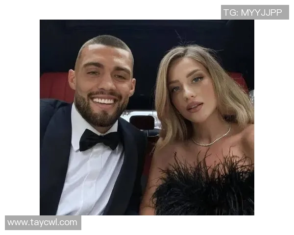 足球球星老婆的时尚生活与幕后故事揭秘